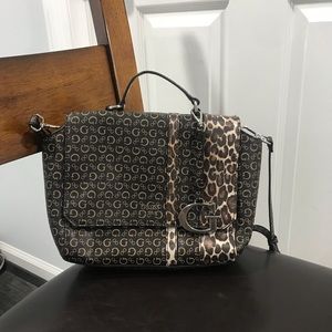 Guess purse in great used condition!